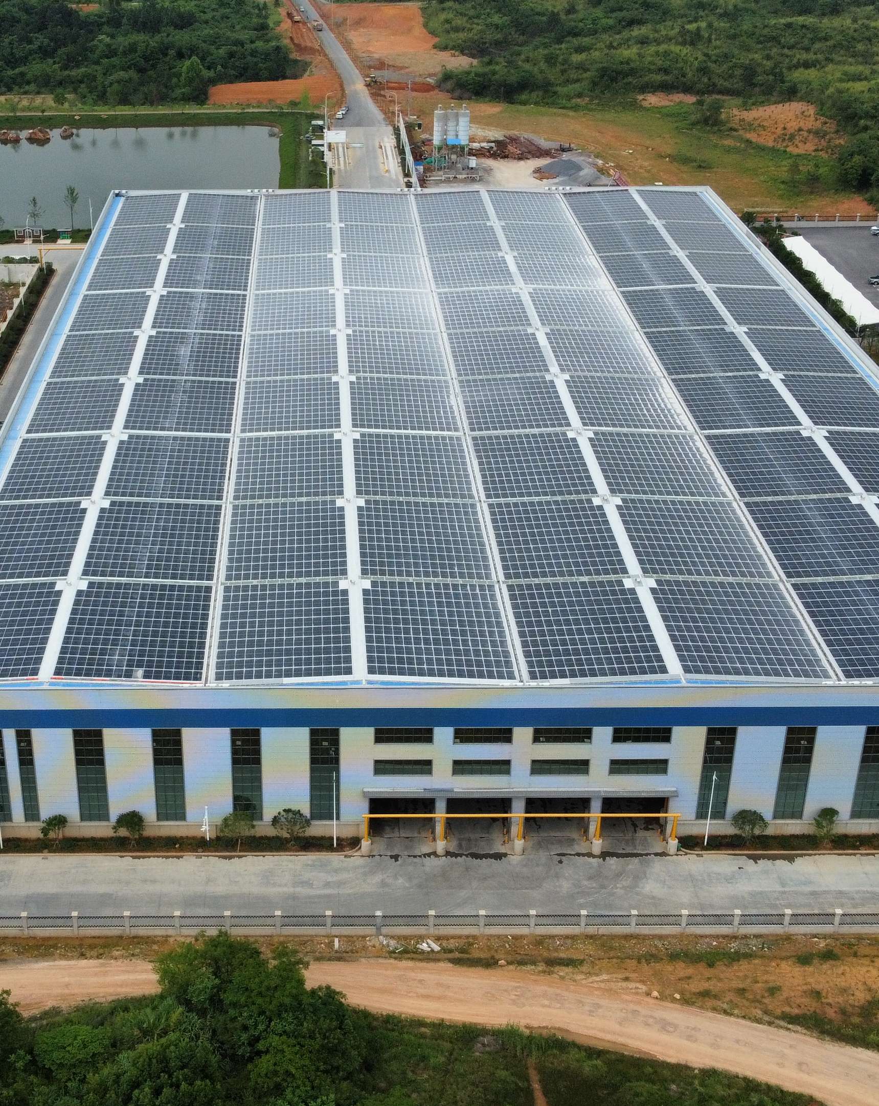 2022年4月，安徽池州汇成物资4MW光伏发电BIPV项目，年发电约400万度，满足约40%用电需要.jpg